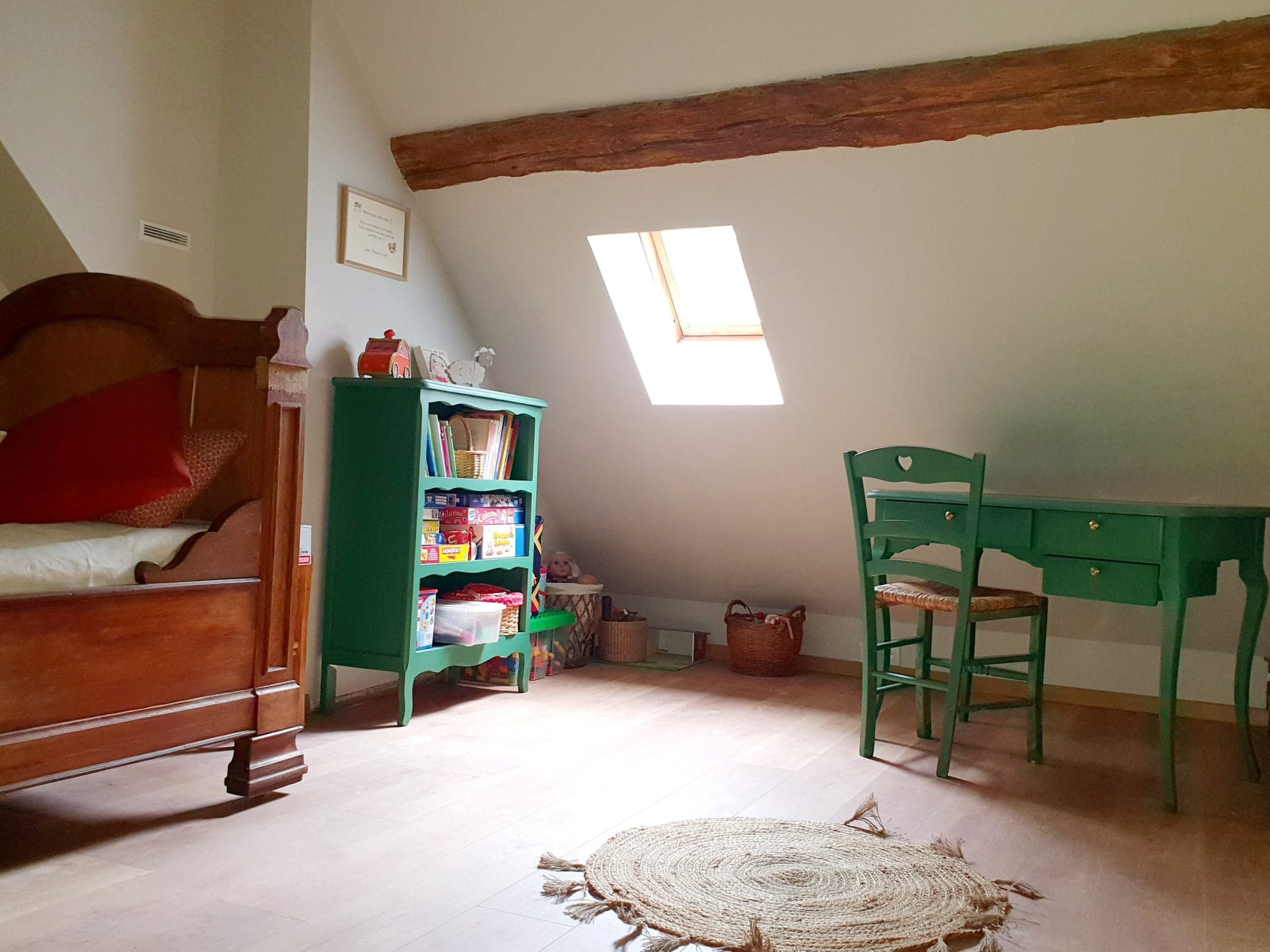 Coin détente (banquette, livres, jeux) et télétravail