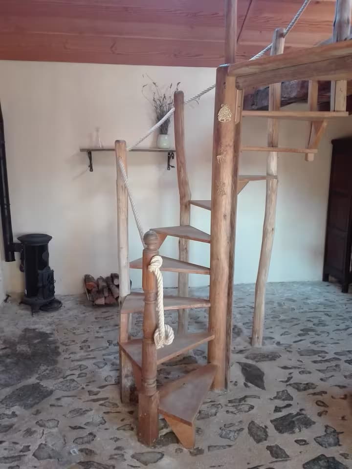 Salon - escalier menant à chambre