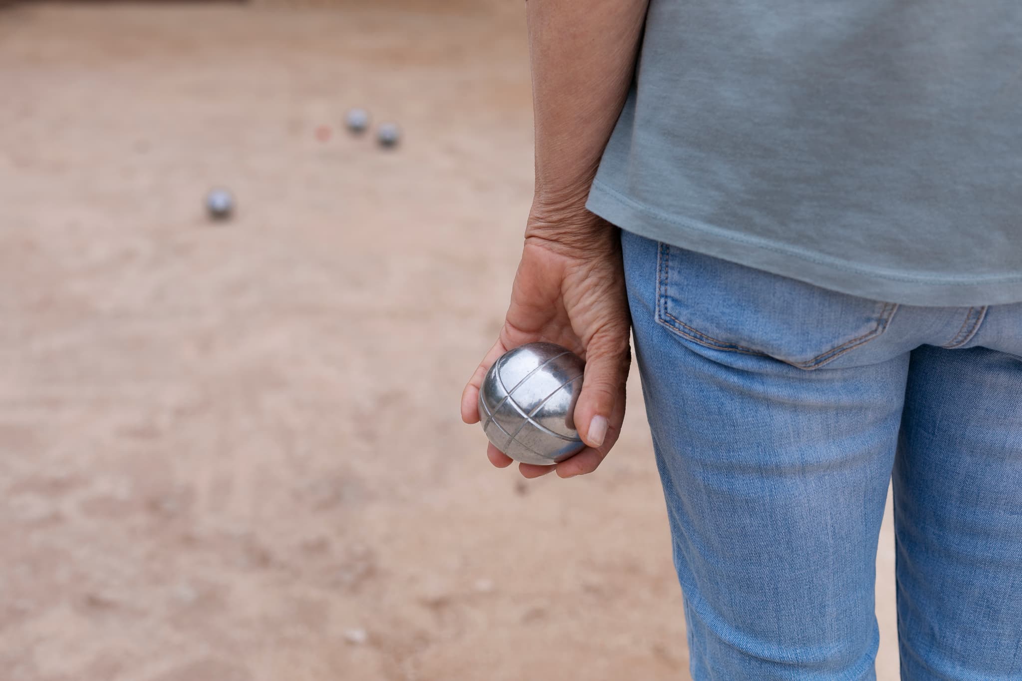 elderly-friends-playing-petanque