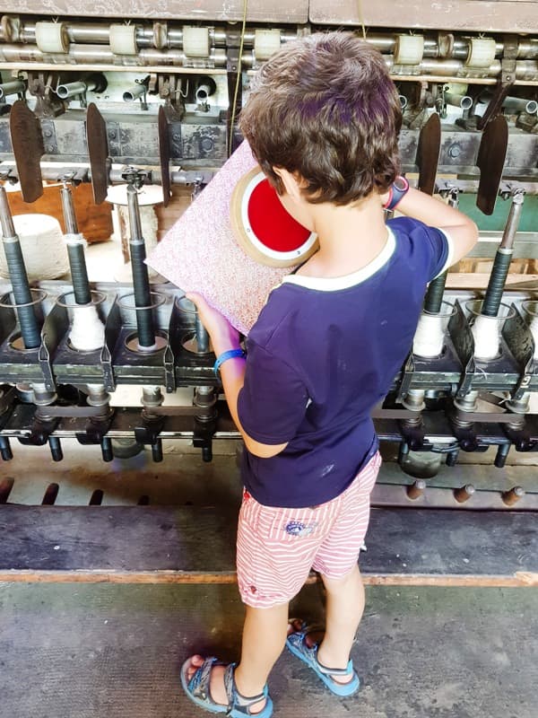 enfant qui joue sirtaqui