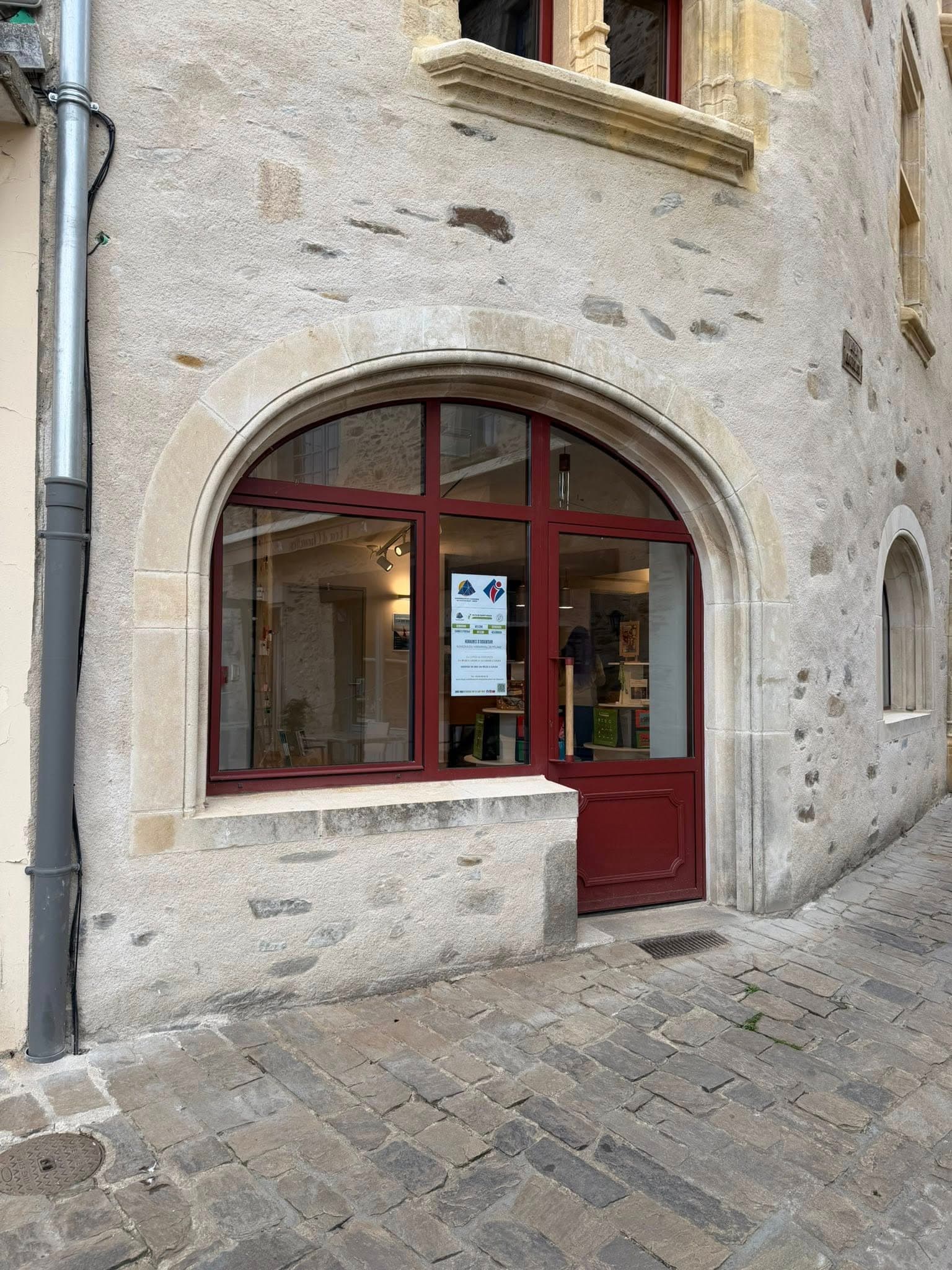 entrée Office de Tourisme Pays de ST YRIEIX