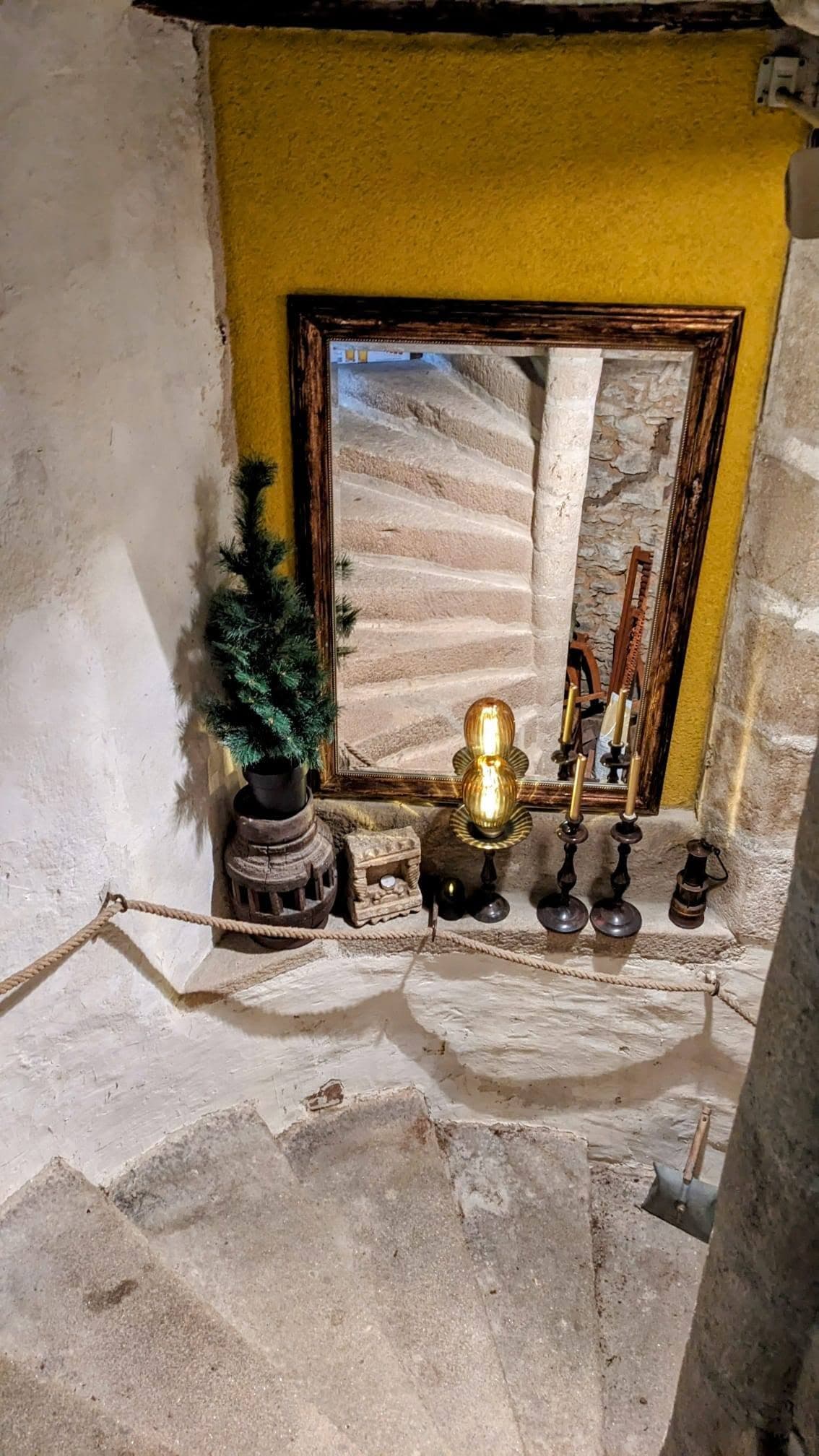 Escalier à vis donnant accès aux chambres