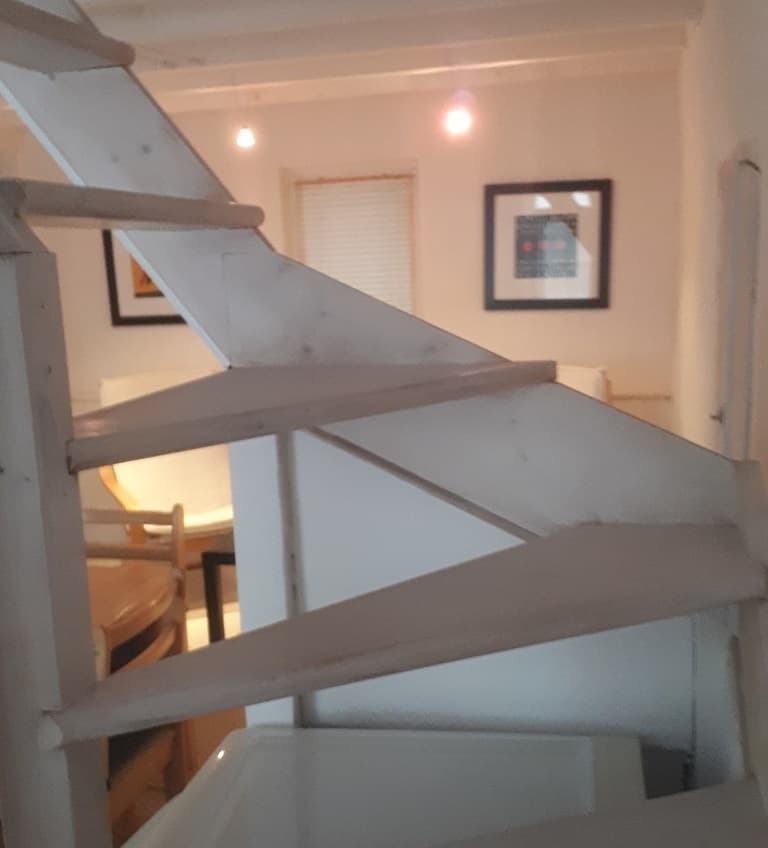 escalier etroit et raide