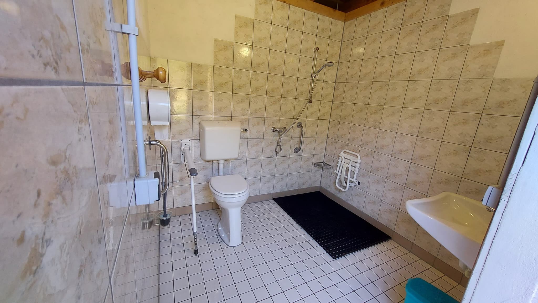 espace sanitaire accessible aux personnes à mobilité réduite