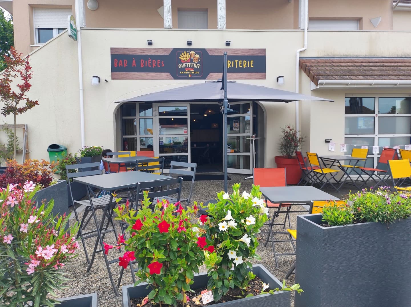Oufti' Frit - Uzein - terrasse