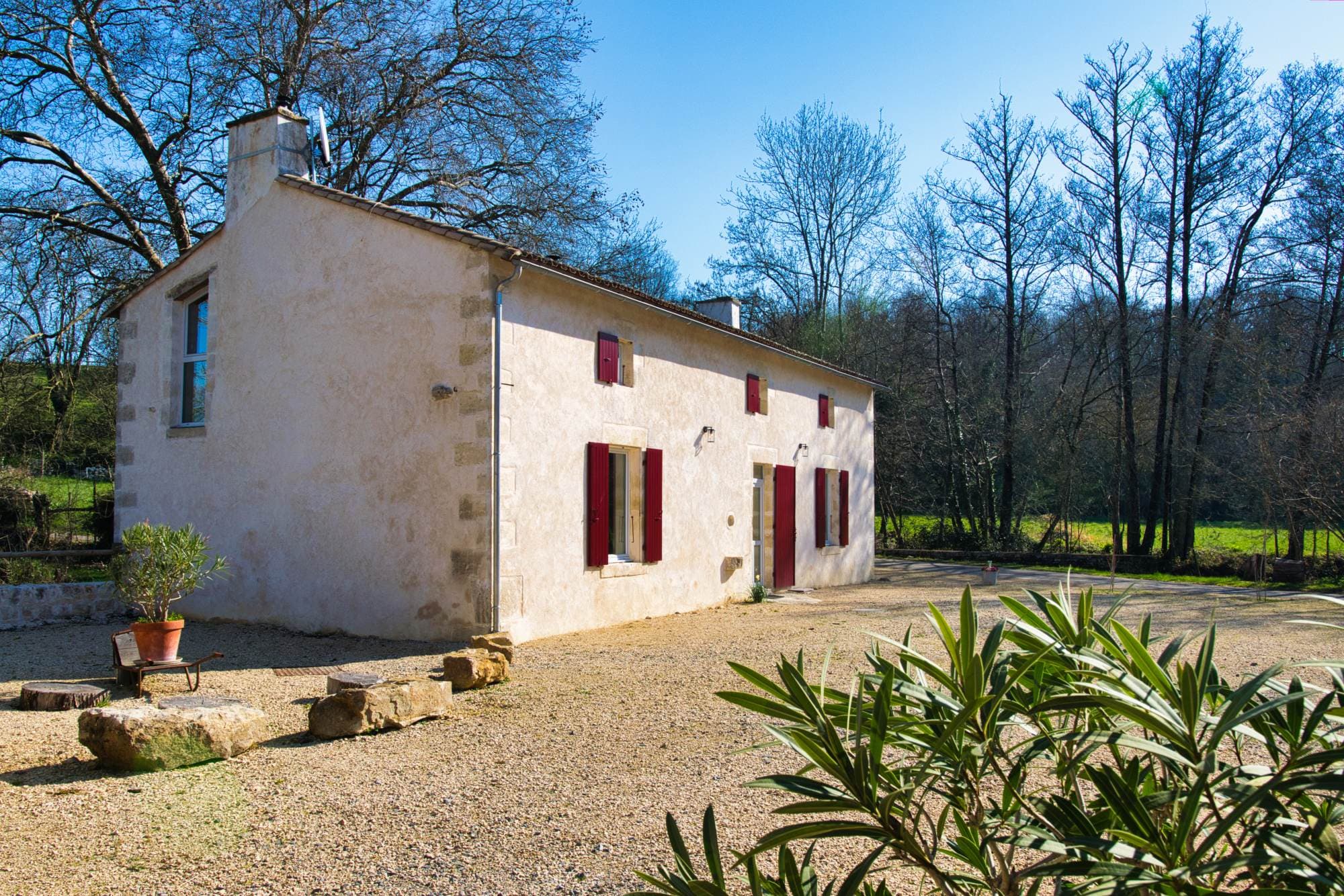 Le gîte situé au bord de l'eau.