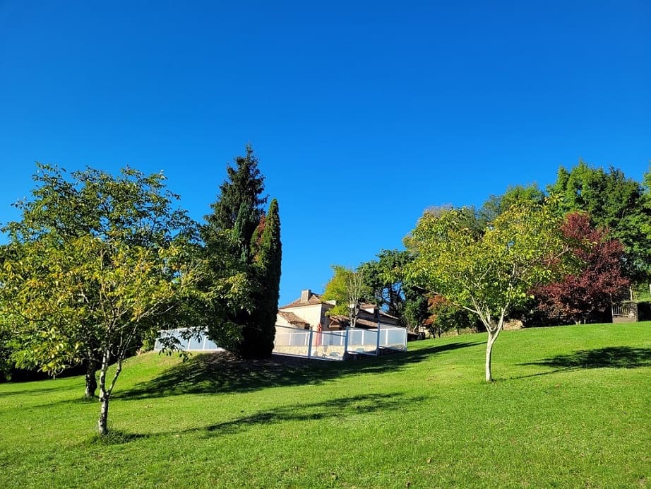 le grand parc avec la piscine en fond