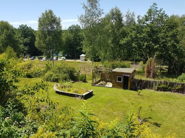 jardin avec fruitiers et petits fruits