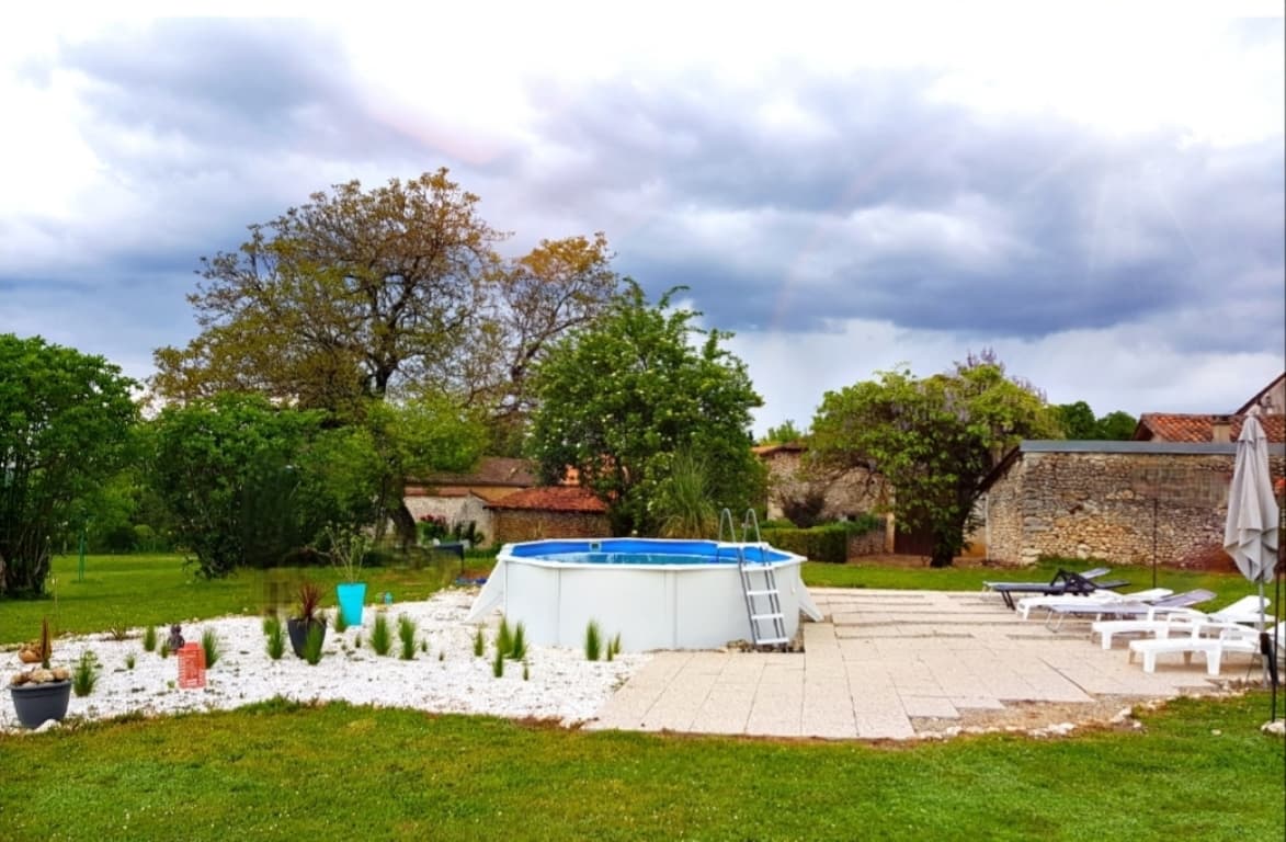 les transats au bord de la piscine