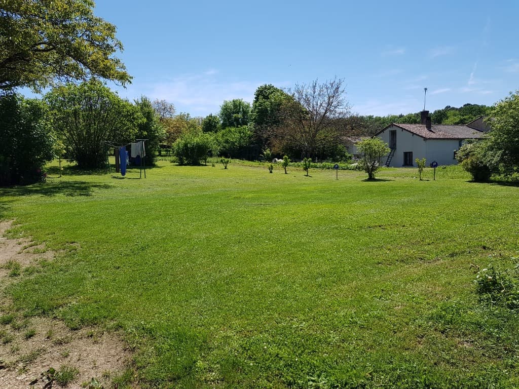 le grand terrain autour de la maison