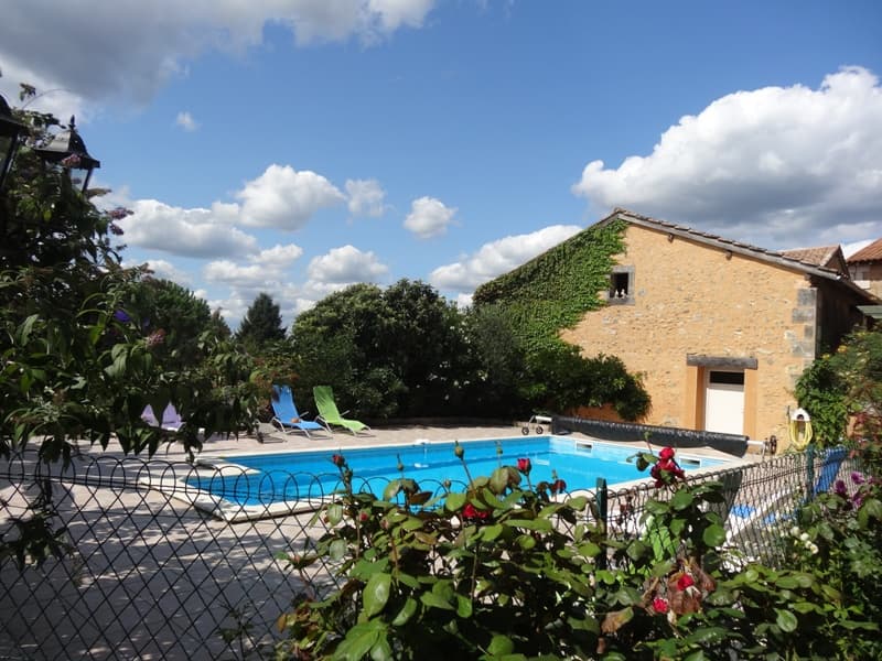 la piscine dans un cadre fleuri
