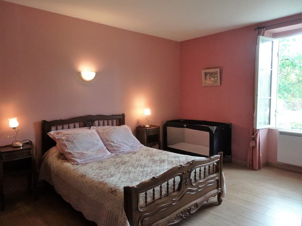 la chambre 3 avec 1 lit en 140 et lit bébé