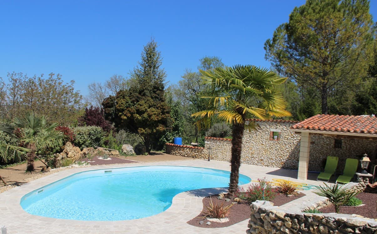 le cadre magnifique autour de la piscine