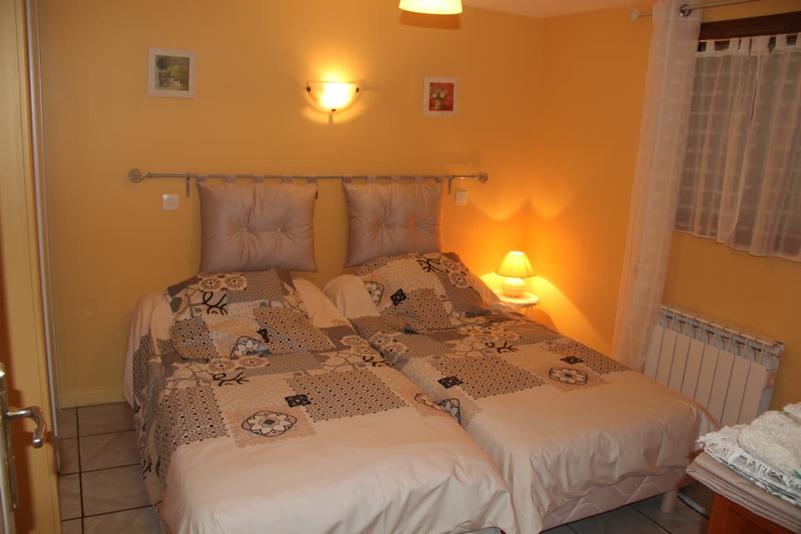 la 1ère chambre et ses 2 lits de 90