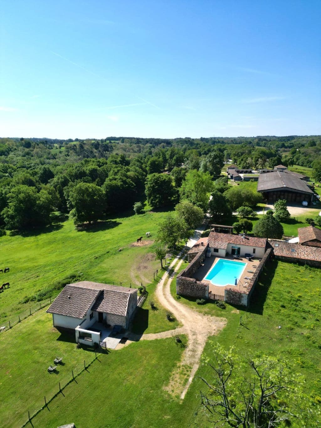 gites-sudrie-bourrou-vue-aerienne
