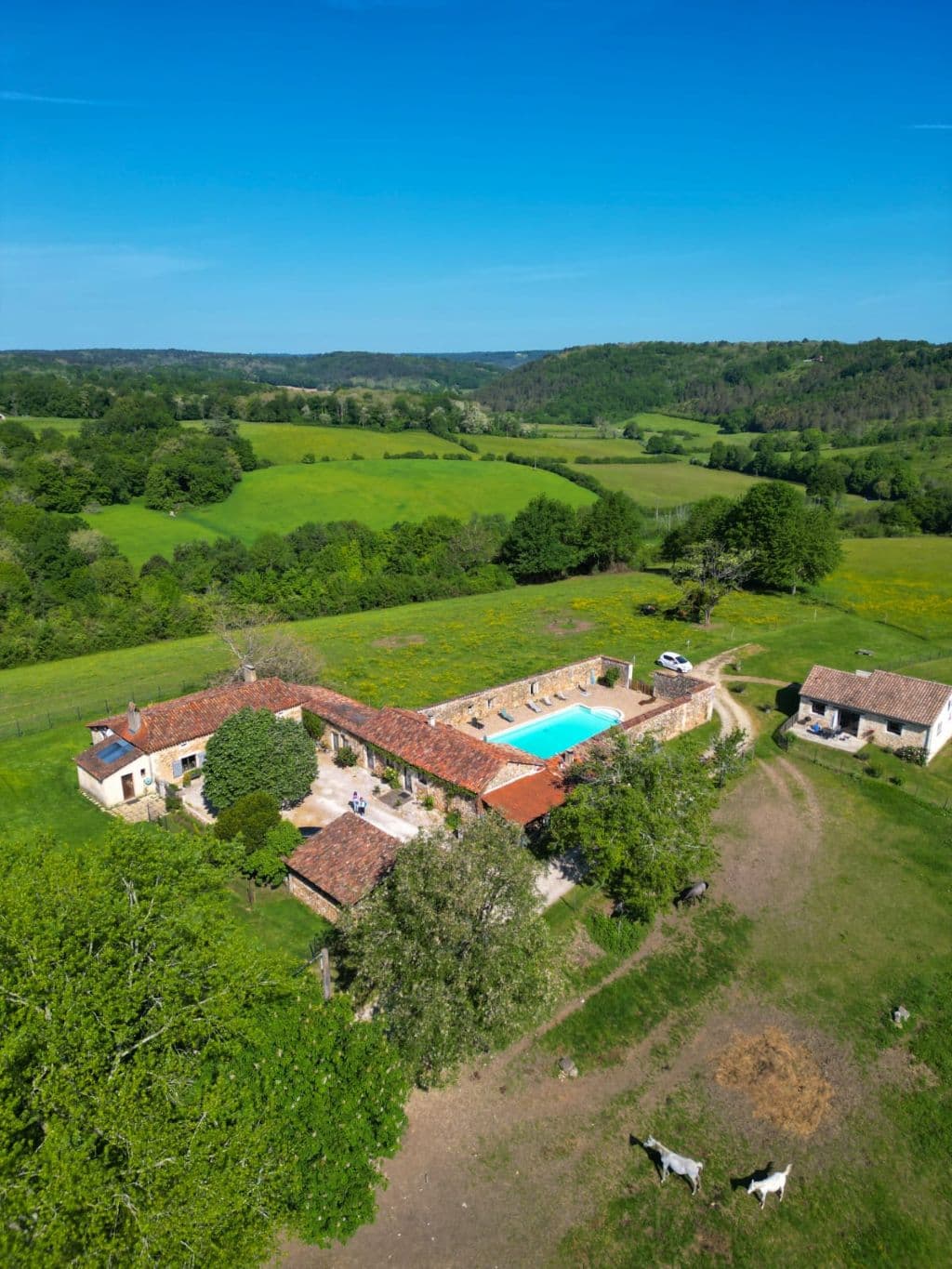 gites-sudrie-bourrou-vue-aerienne