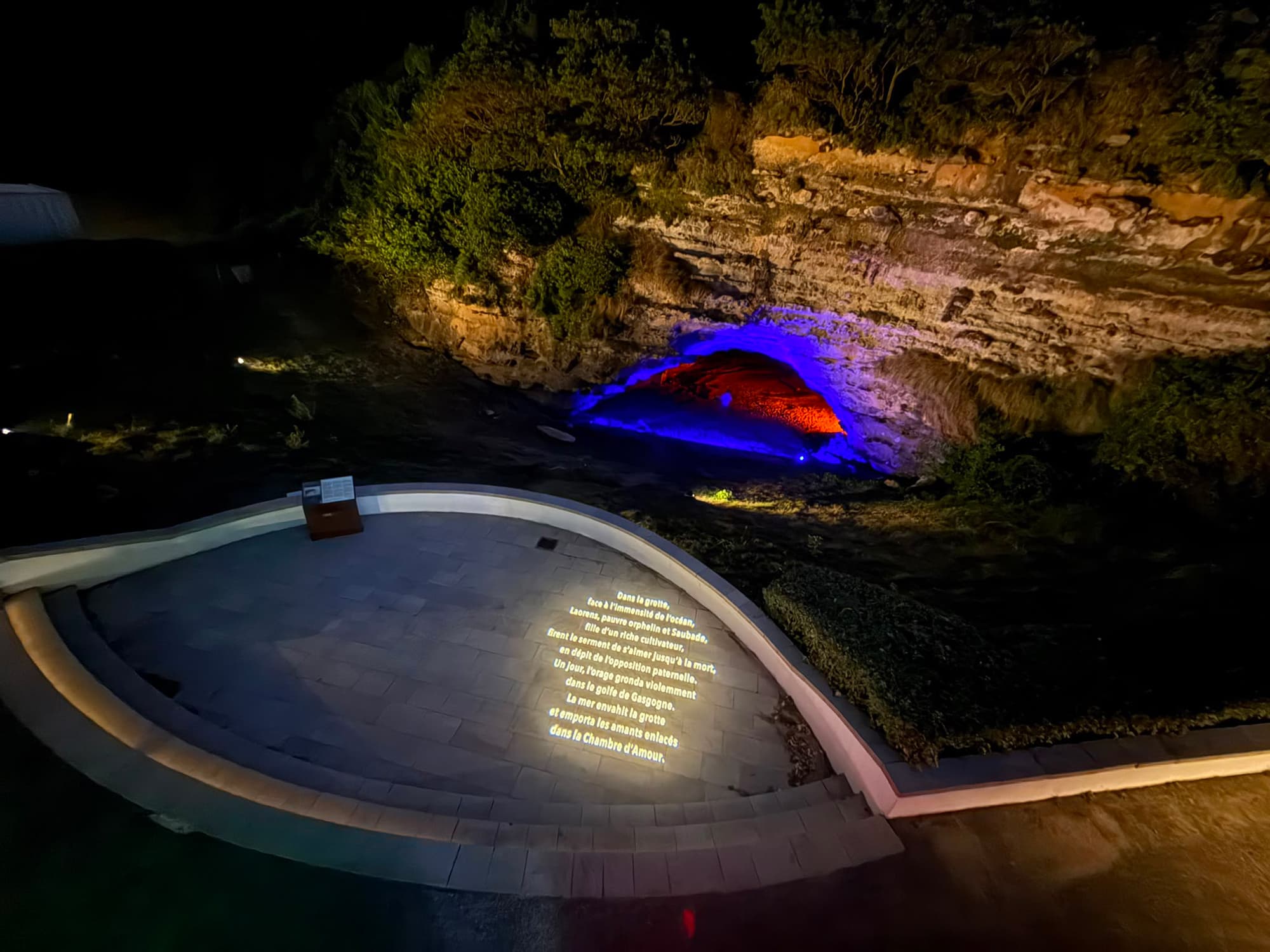 Grotte de la Chambre d'Amour illuminée