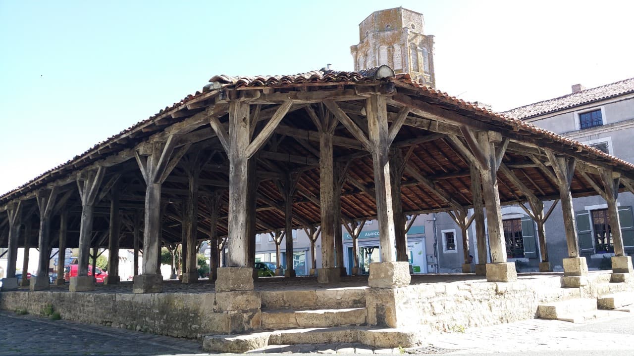 Charroux - Vienne - Les halles