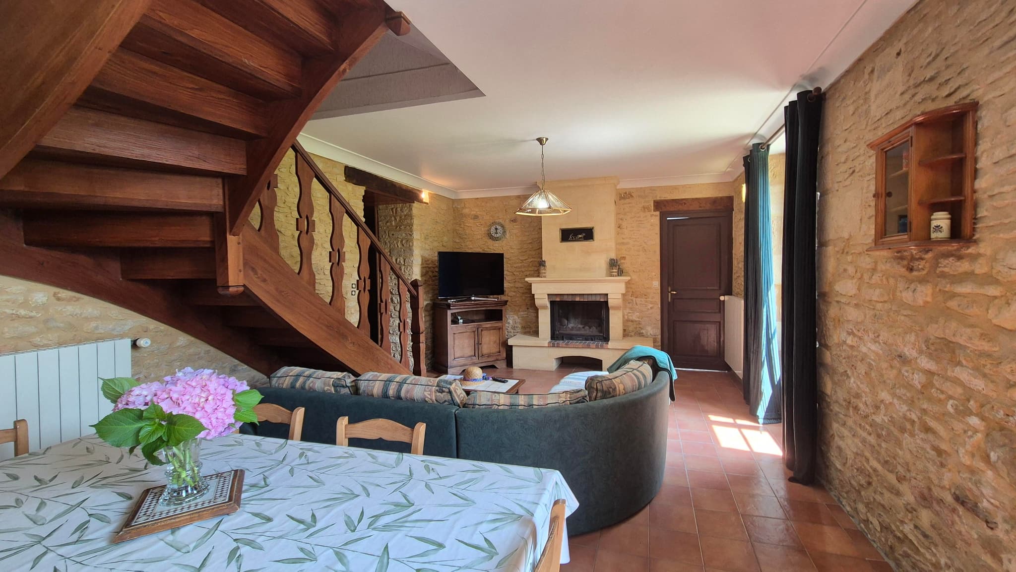 Gîte Les Glycines piscine privée_13