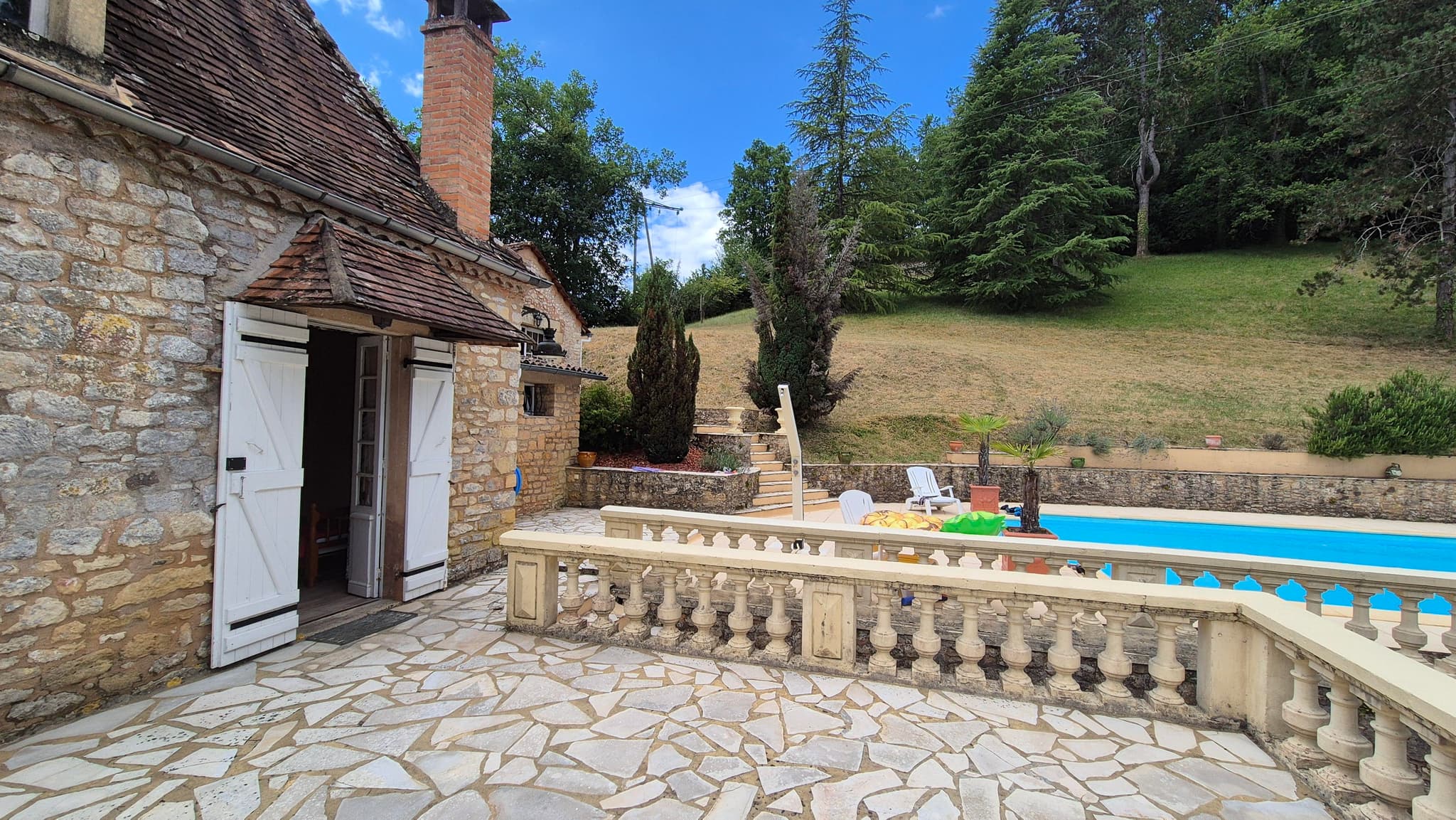 Conty avec piscine pruvée à côté de Sarlat_22