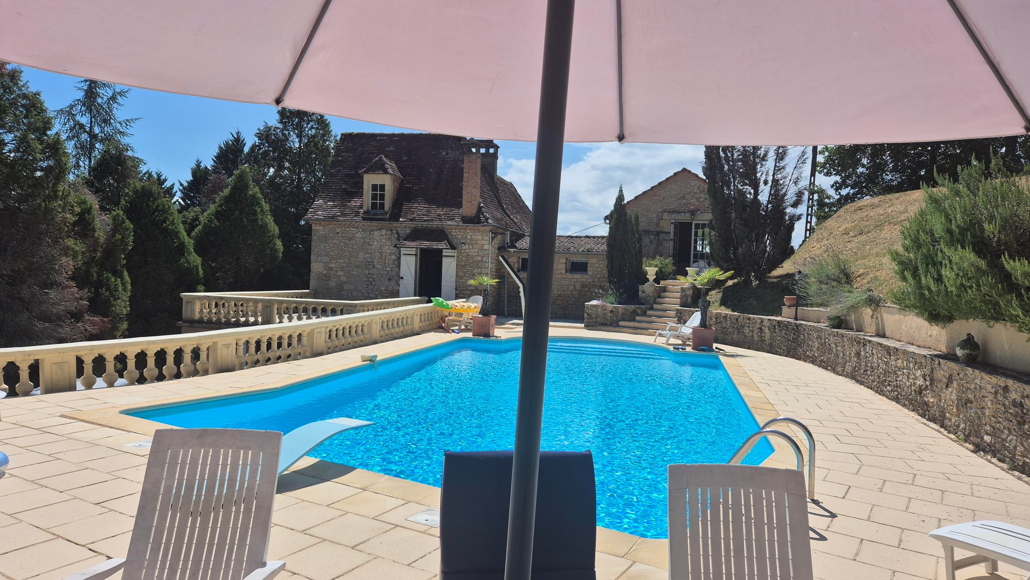 Conty avec piscine pruvée à côté de Sarlat_16