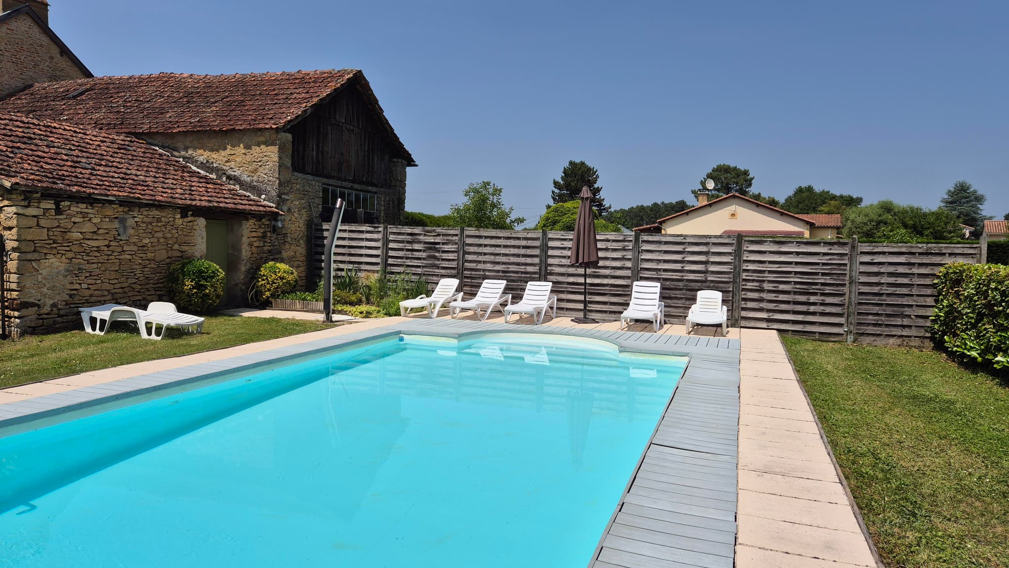 Gîte Les Glycines piscine privée_10