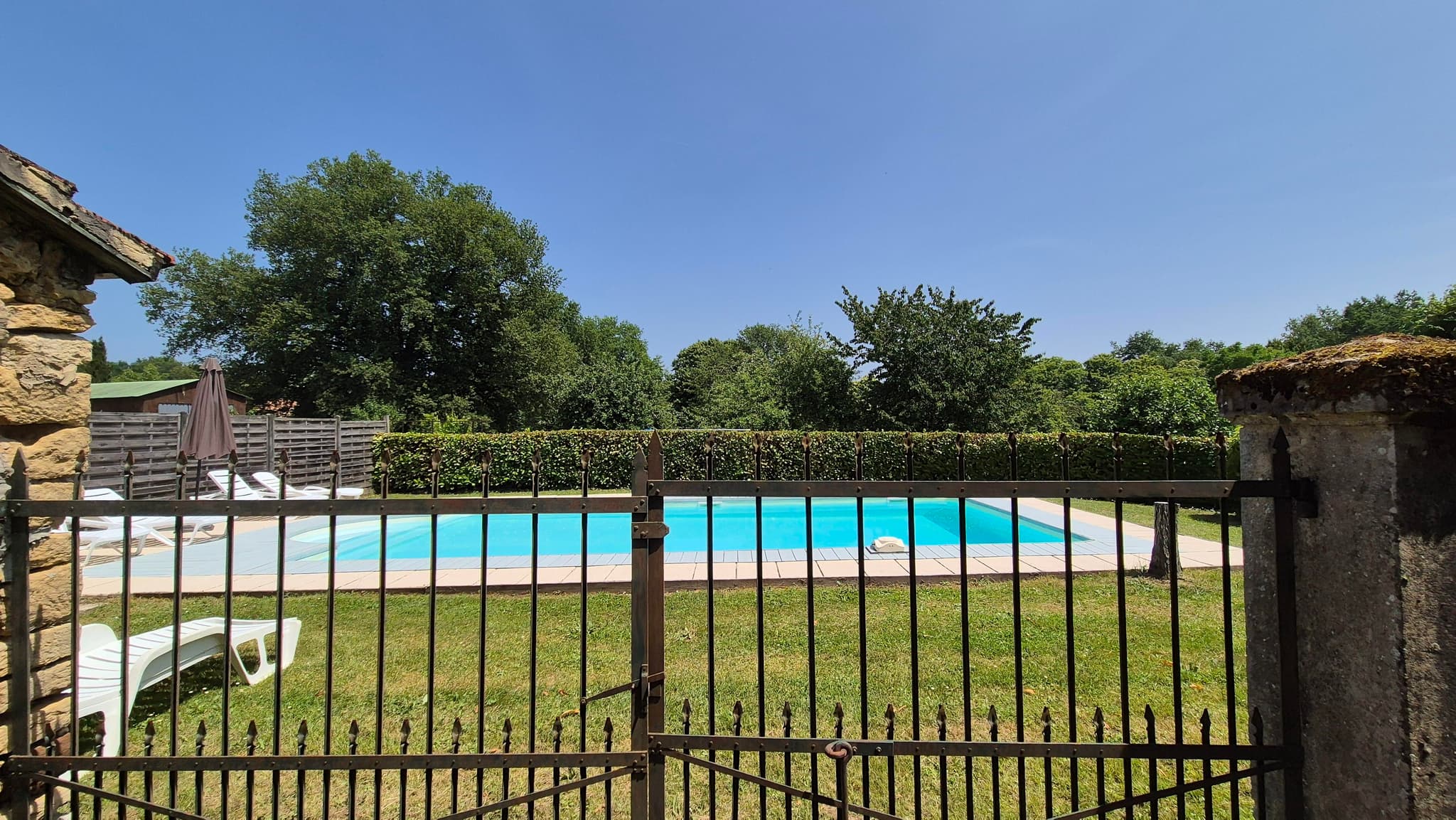 Gîte Les Glycines piscine privée_4