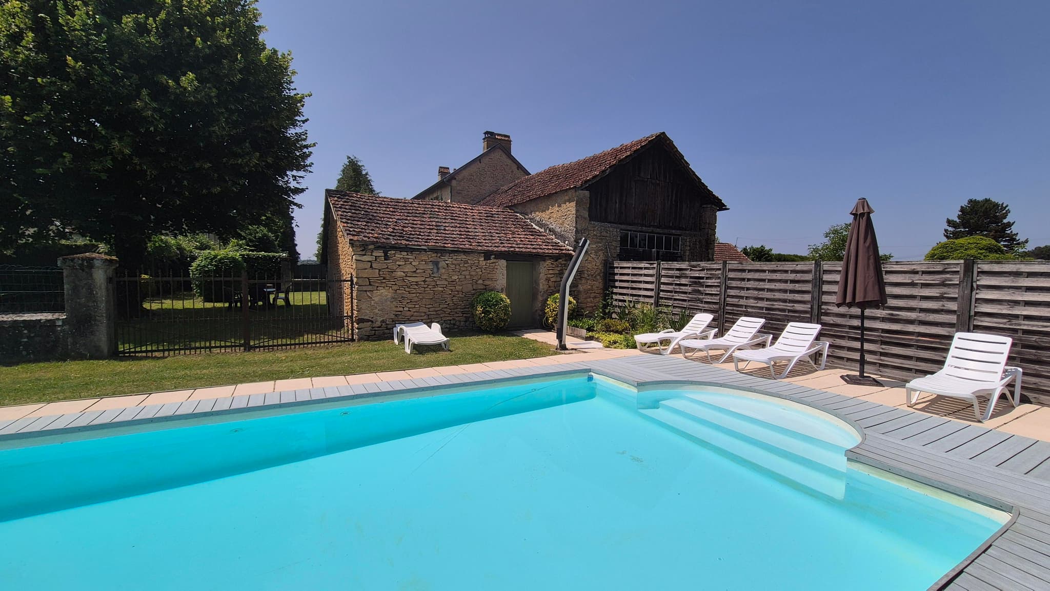 Gîte Les Glycines piscine privée_1