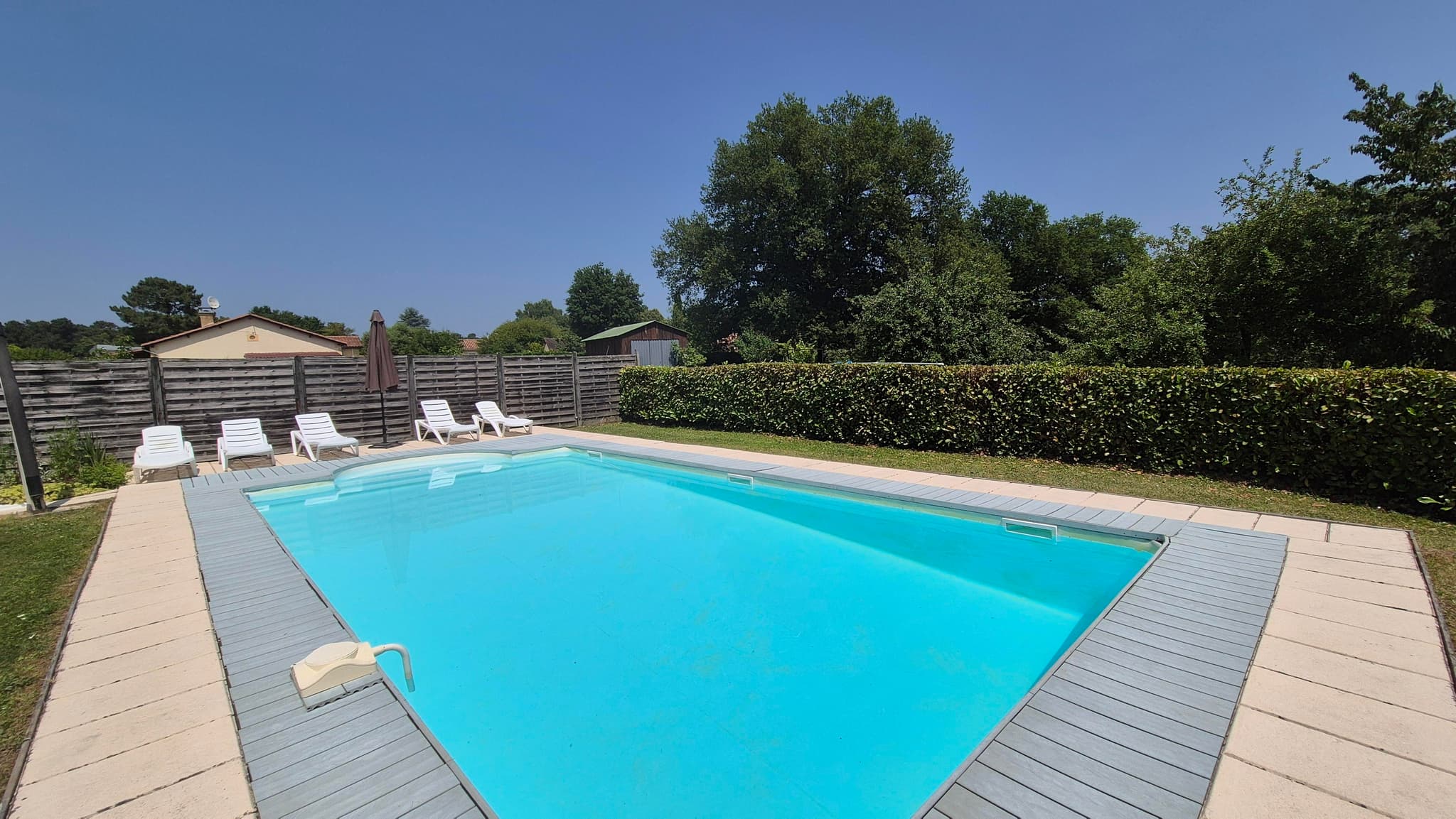 Gîte Les Glycines piscine privée_27