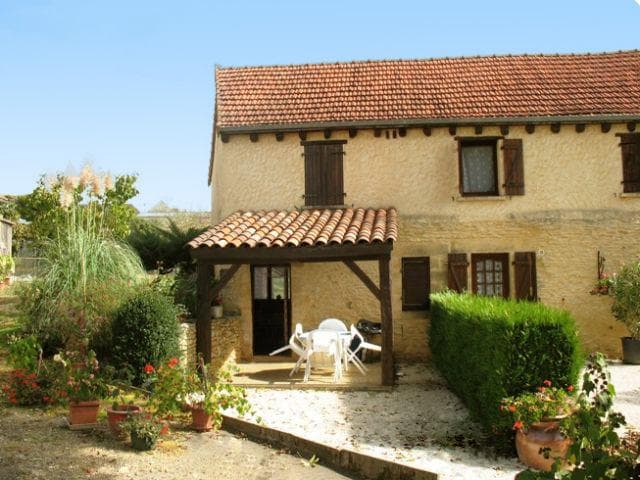 Lapervoisie 2 la cour piscine et proche de Sarlat_1
