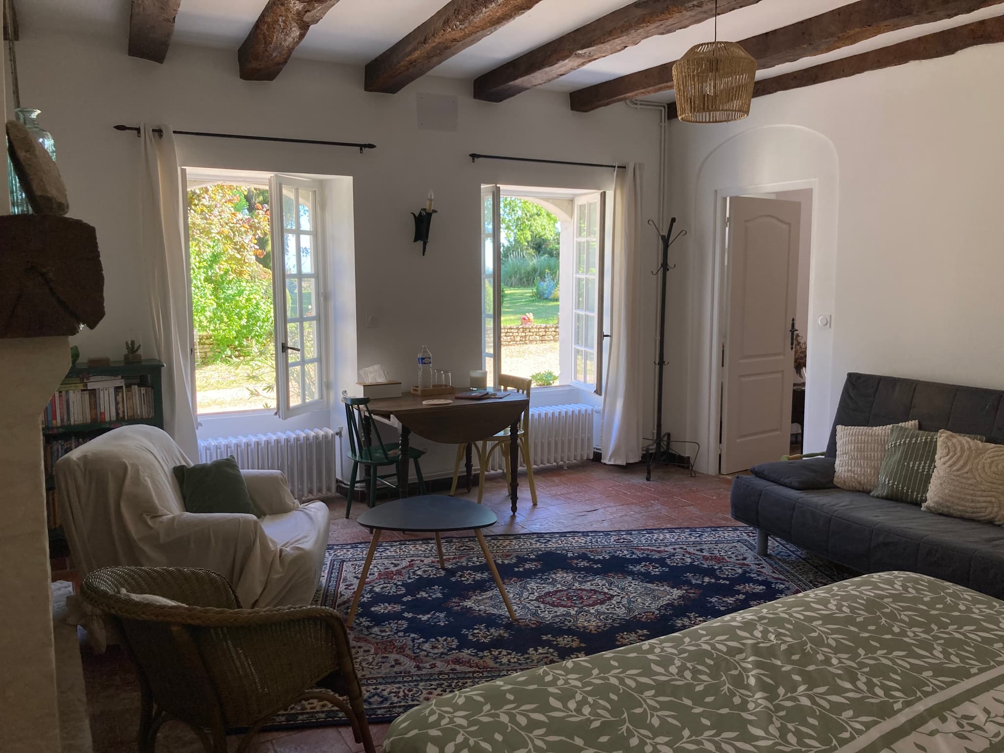 Espace détente avec fauteuils et banquette