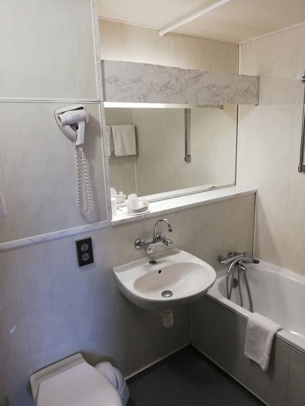 HOTAQU047FS0000W_Fumel_BritHôtel_sdb