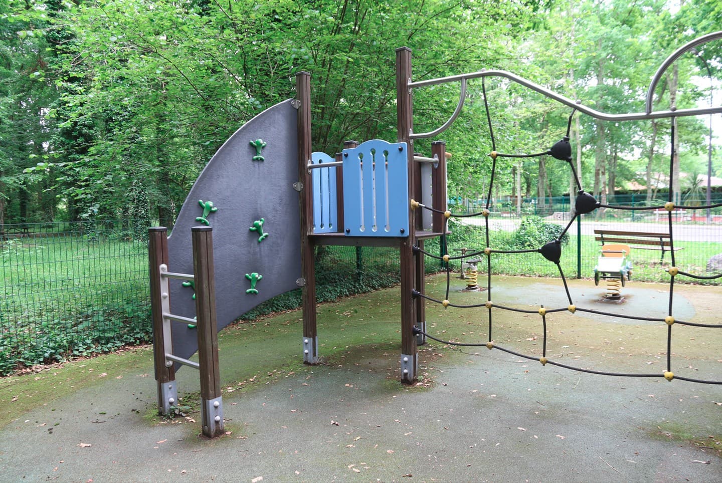 Aire de jeux - lons - l'escalade