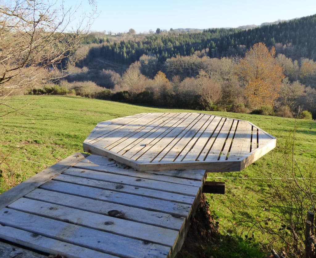 Plateforme au bord du terrain, vue sur la rivière Le Thaurion et les environs