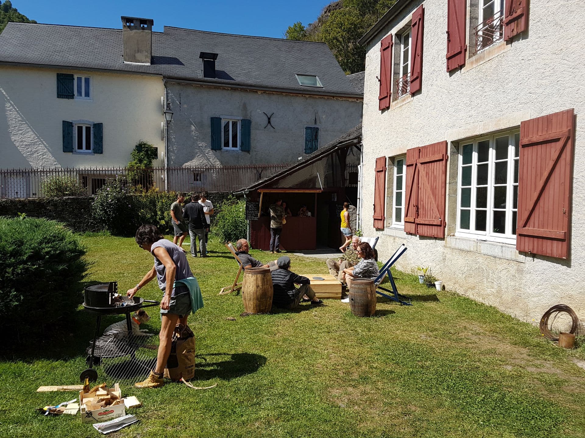 Jardin-barbecue gîte Chaneü