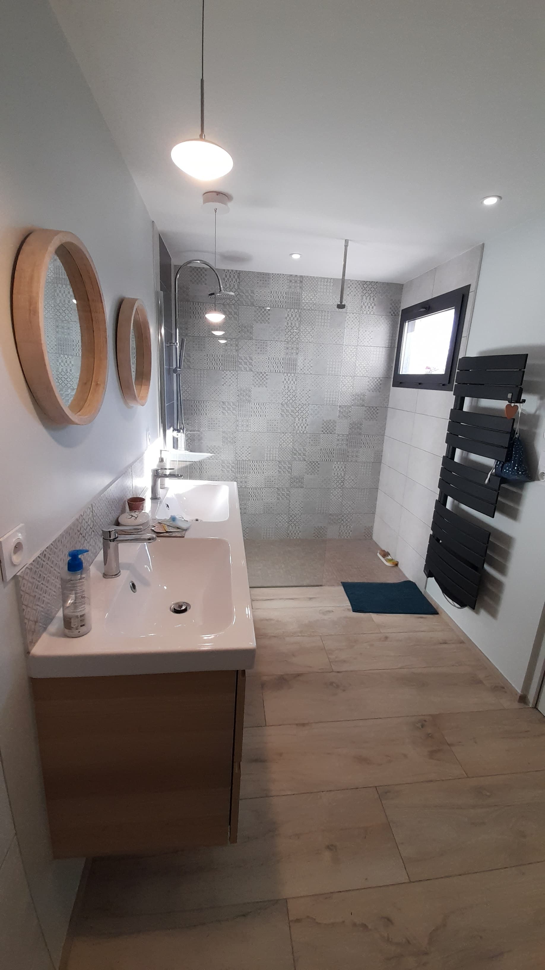 Montaut_La Datcha - la salle de bain spacieuse avec sa douche à l'italienne