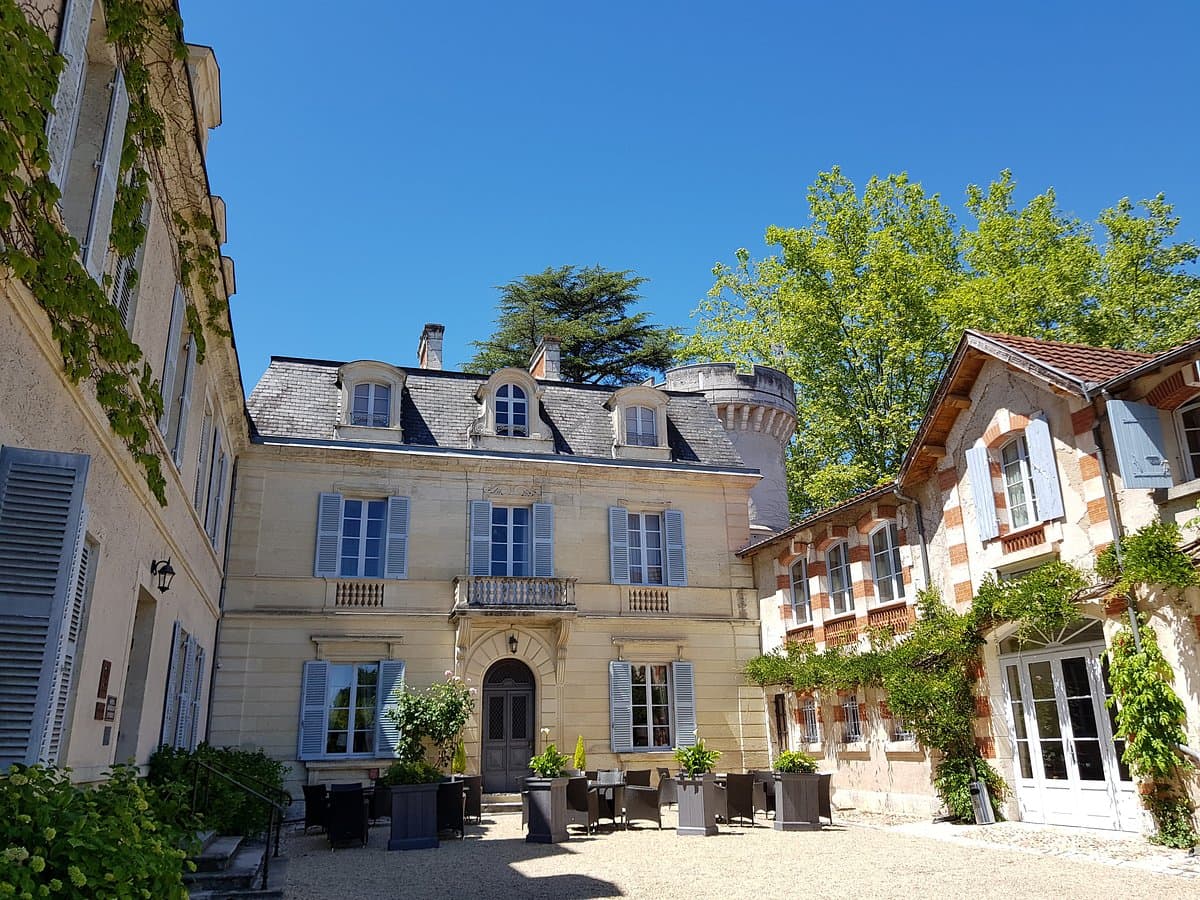 chateau-de-lalande-perigord-cour-interieure