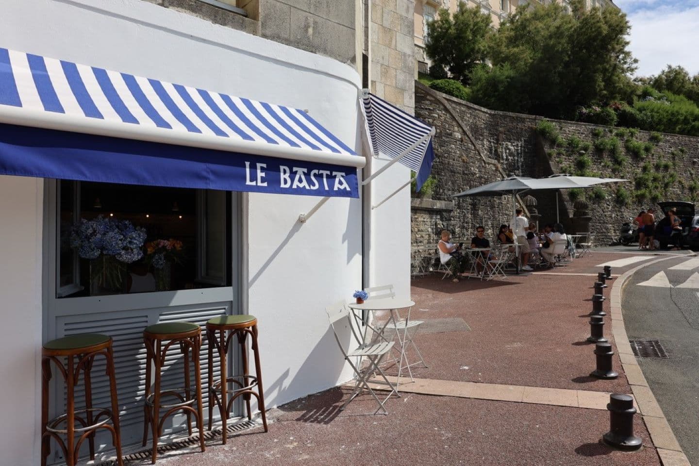 le basta