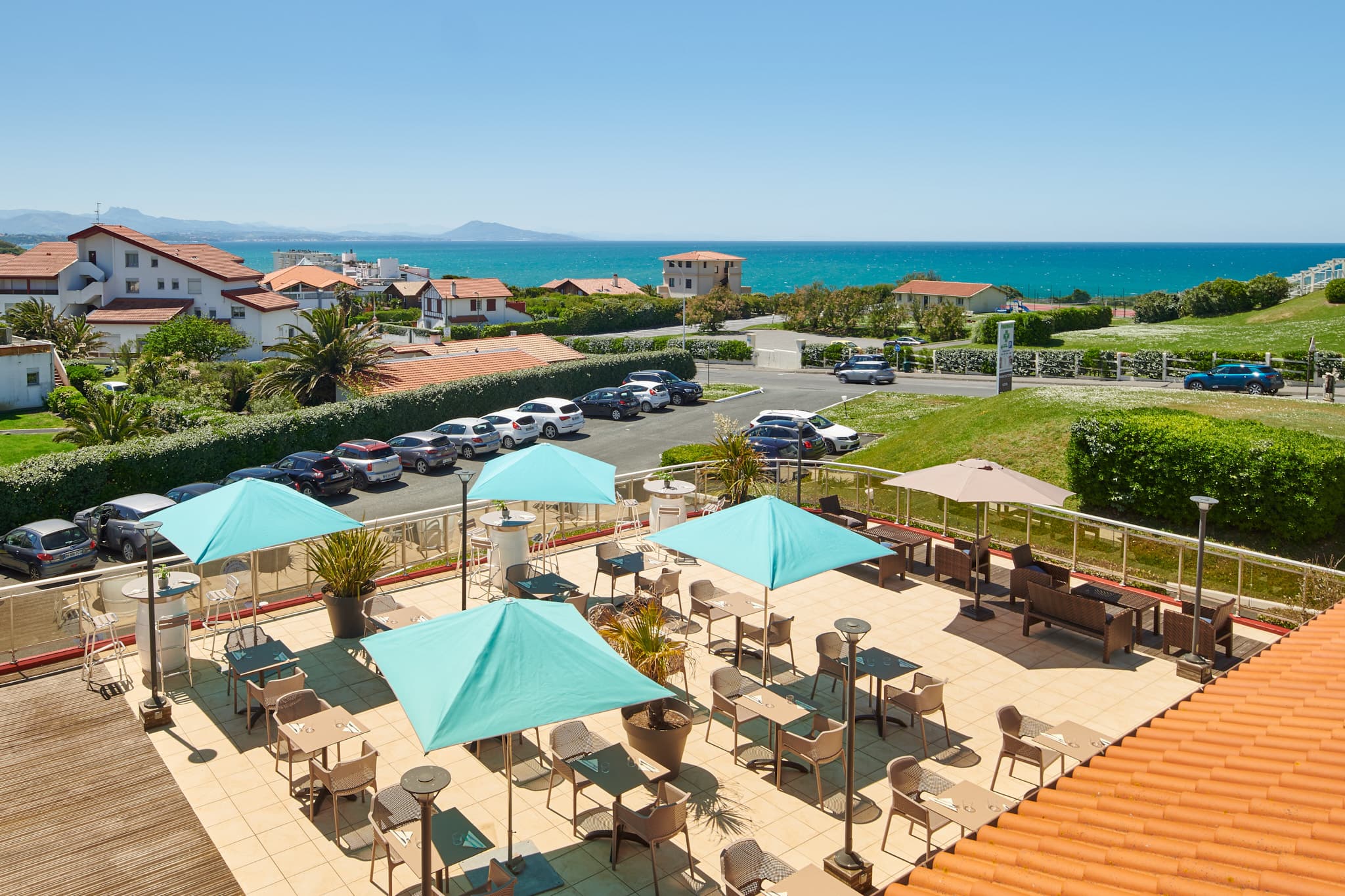 Restaurant le Ponton vue sur la terrasse , le ciel bleu