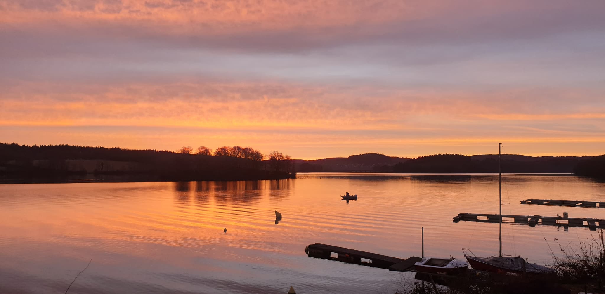 Levé du soleil sur le lac de Vassiviere