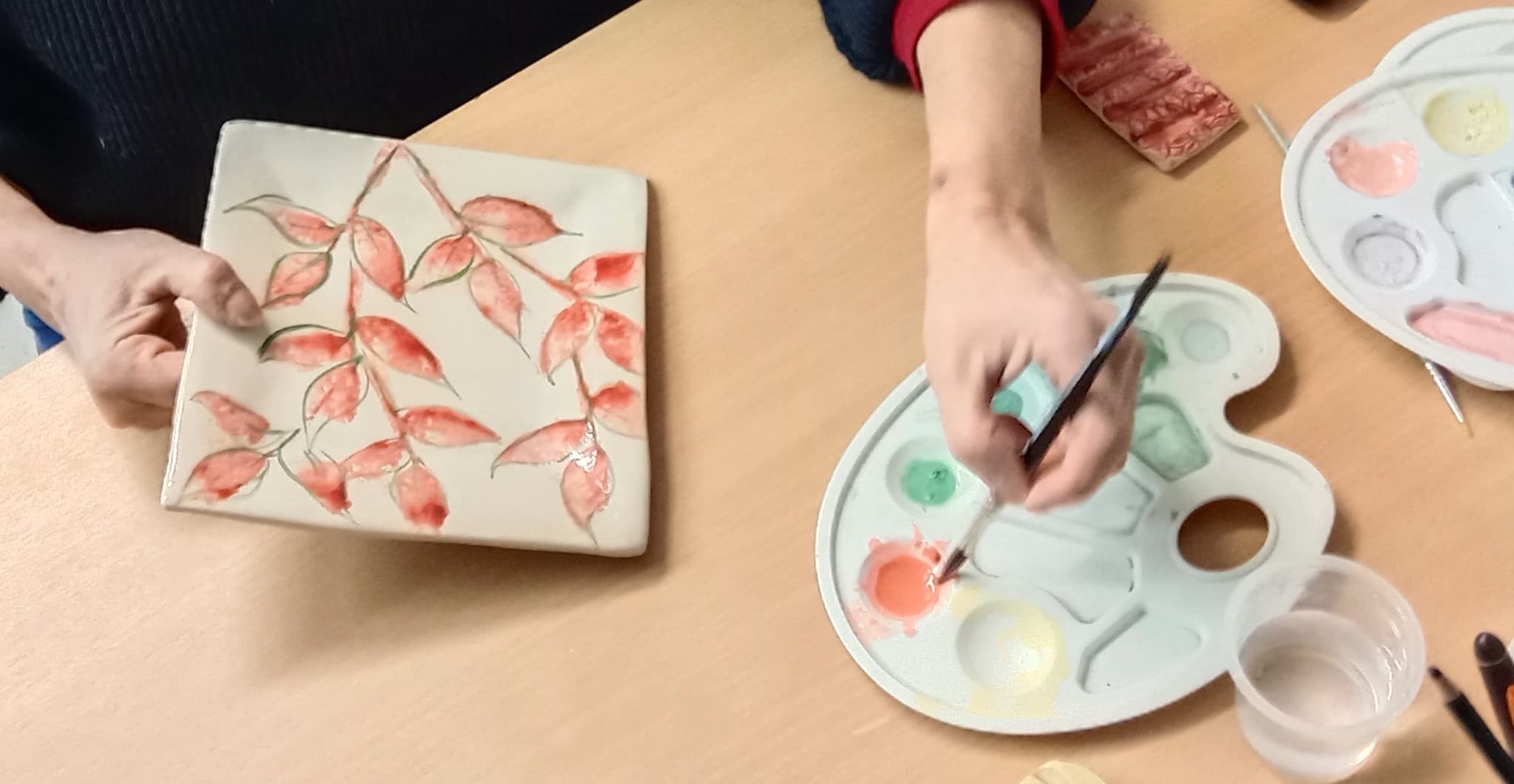 mains peinture