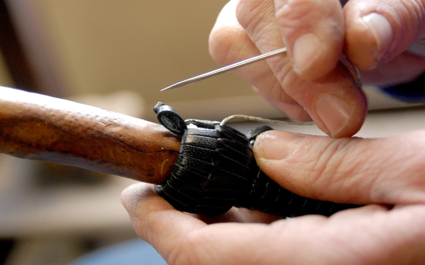 mains-travail-cuir