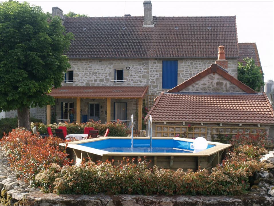 Vue de la maison avec piscine