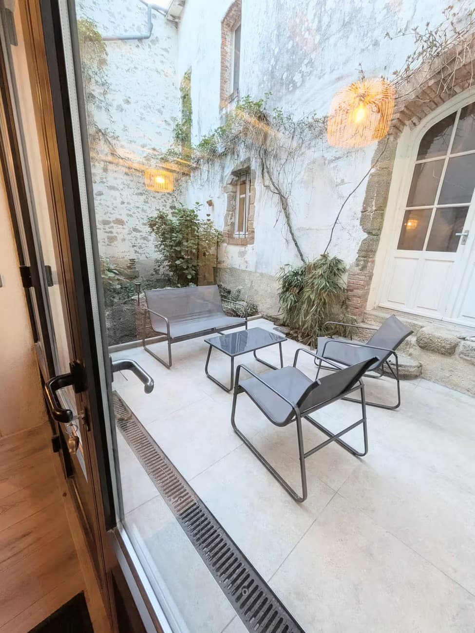 mauleon-gite-la-roseliere-patio