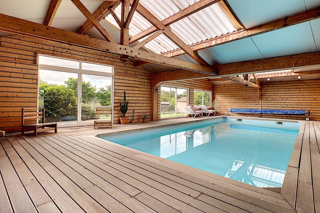 nueil-les-aubiers-gite-chamarel-piscine