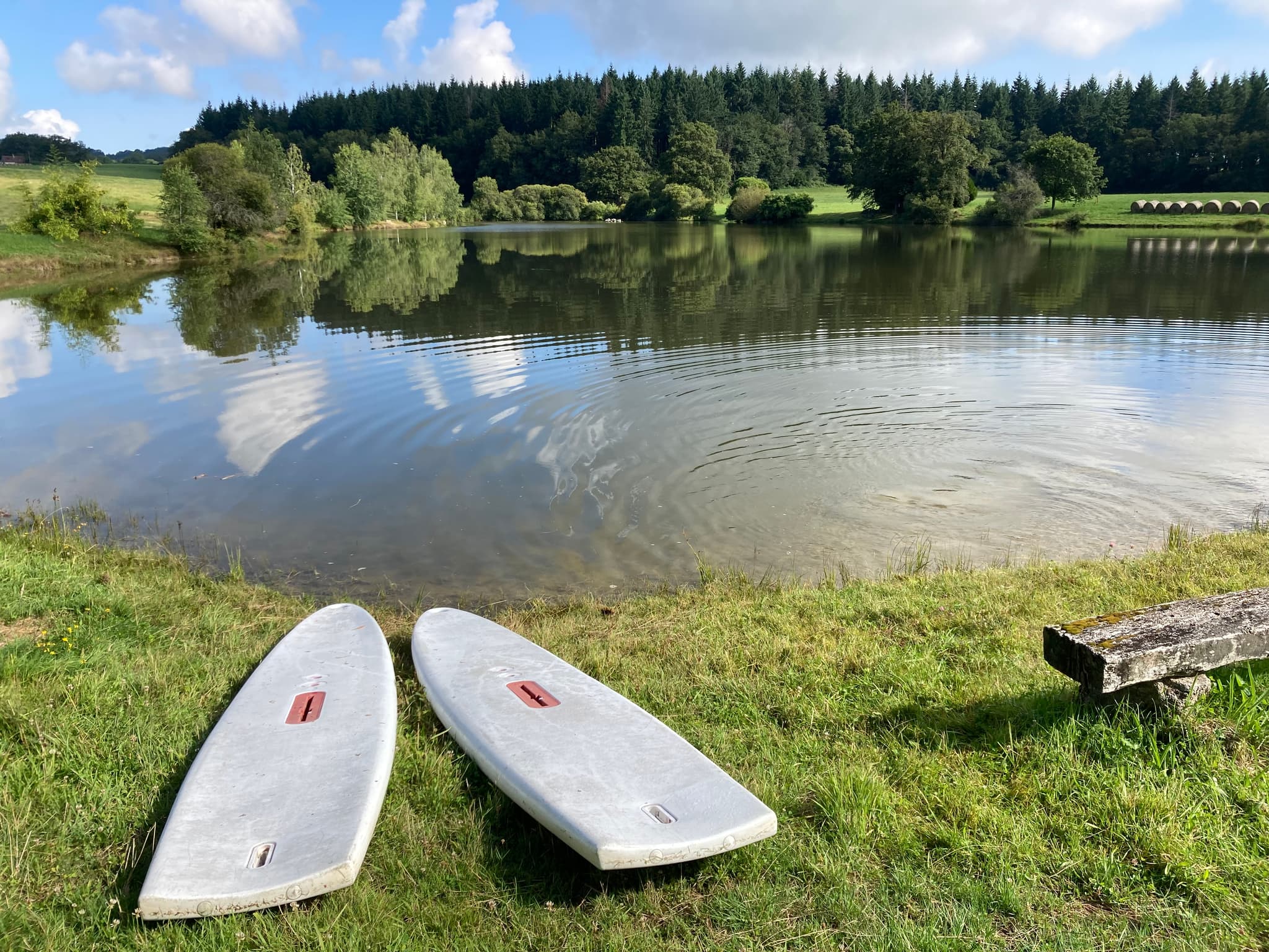Notre plan d'eau privé à 800 mètres (paddles, bouées, fauteuils à disposition)