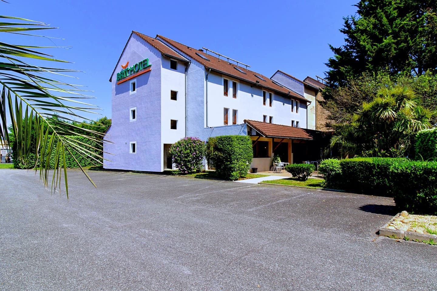 Brit Hôtel - Lons - parking