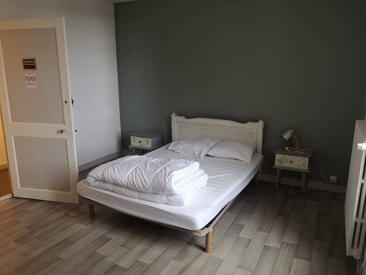 chambre grise1 lit de 140 cm = 2 places