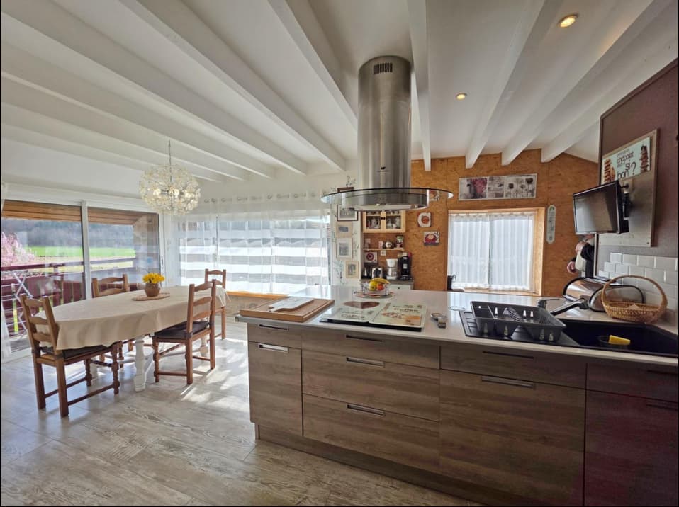 pièce de vie - côté cuisine et salle à manger