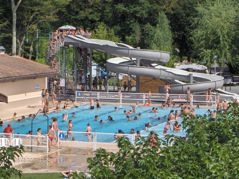 piscine avec toboggans aquatiques attenante au camping